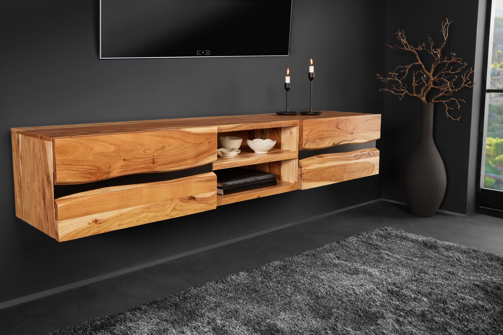 Estila Masívny závesný TV stolík Amazonas z akáciového dreva s čiernym industriálnym dekoratívnym prvkom medová hnedá 160 cm