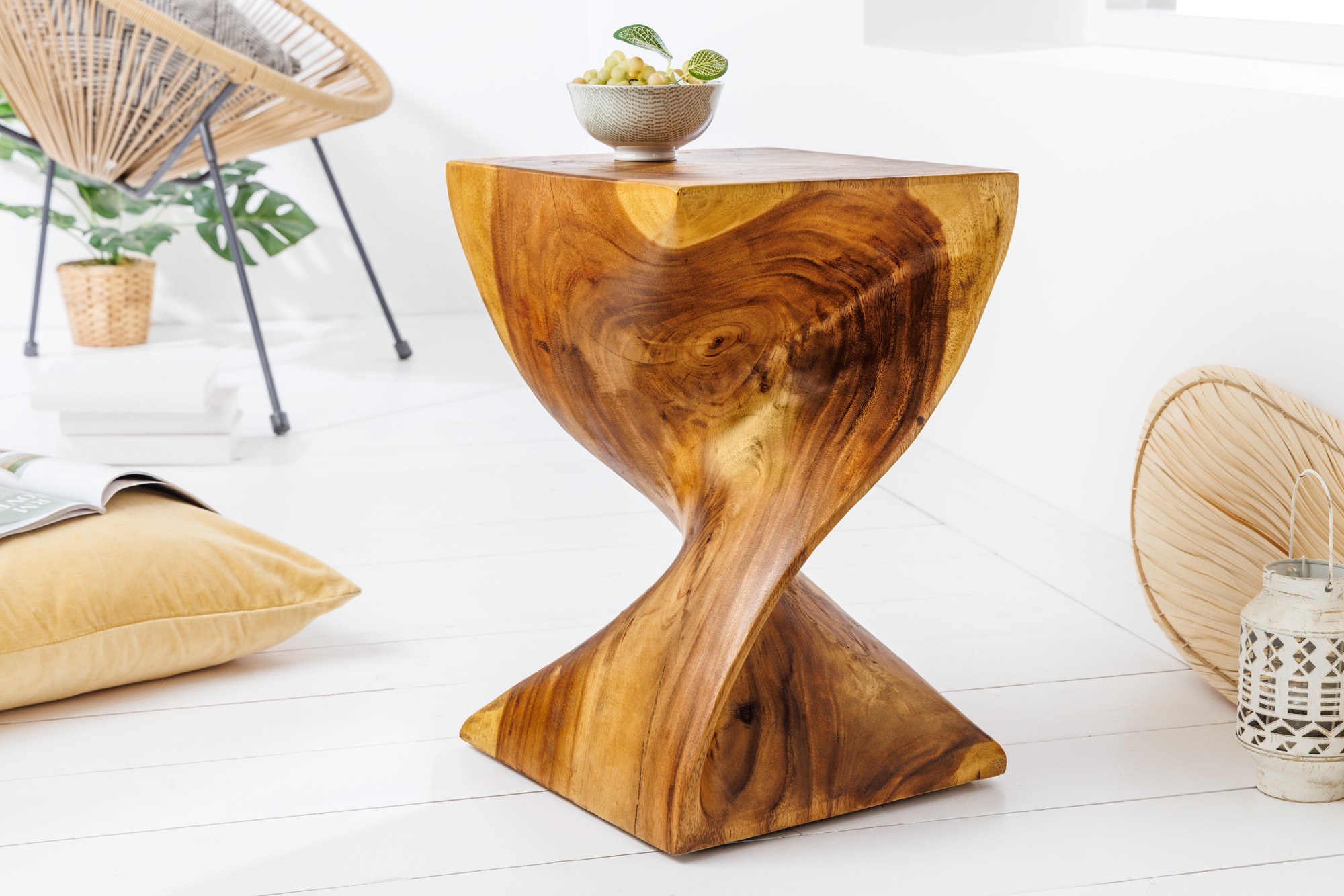 Estila Dizajnový príručný stolík Salian z masívneho lakovaného dreva v tmavej hnedej farbe v atypickom tvare 45 cm