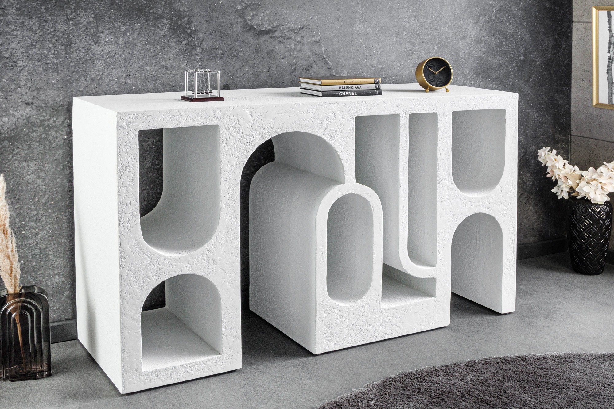 Estila Dizajnový art deco betónový konzolový stolík Gerin s geometrickým zdobením v bielej farbe 120 cm